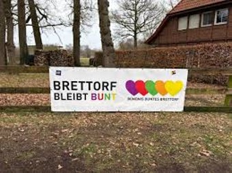 Banner an einem Gartenzaun: Brettorf bleibt bunt