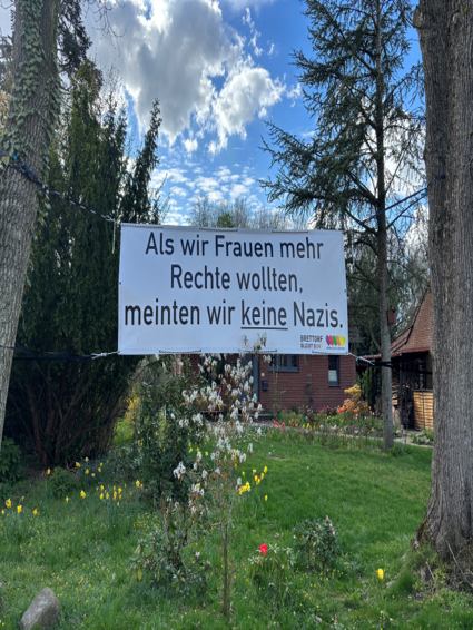 Banner: Als wir Frauen mehr Rechte wollten, meinten wir keine Nazis