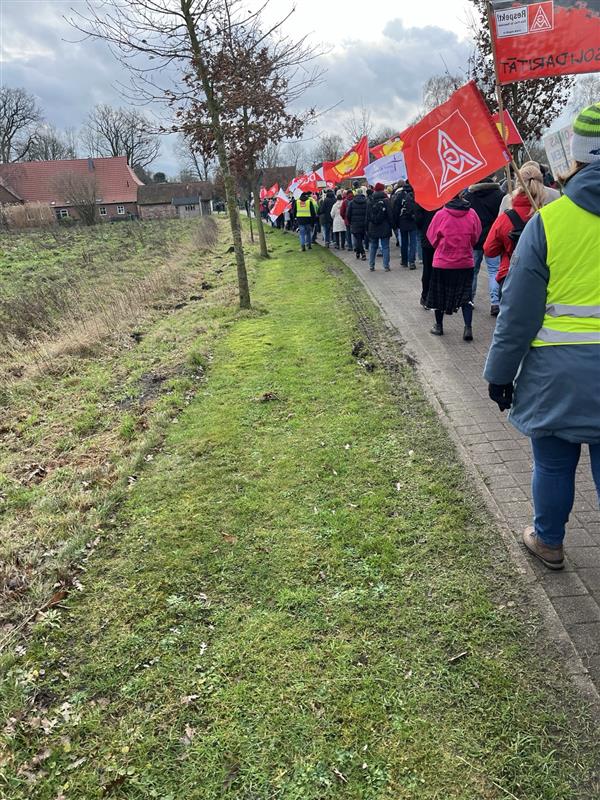 Demonstration mit Gewerkschaftsfahnen